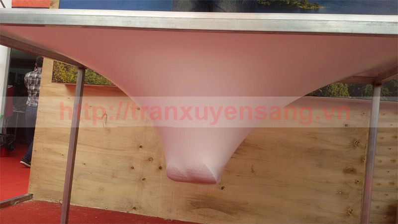 Tấm xuyên sáng bị giãn ra rất mạnh khi người đàn ông nặng gần 70kg đứng lên. Tuy nhiên tấm không hề bị trầy xước hoặc rách mà vẫn rất bình thường.