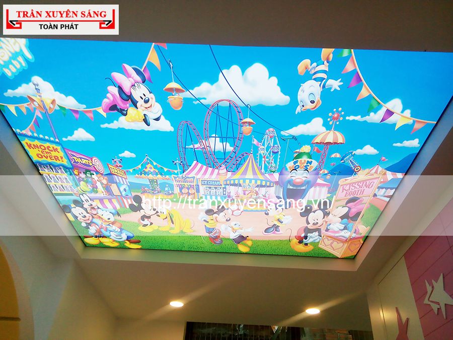 Hình ảnh minh họa: Mẫu trần xuyên sáng sử dụng tấm màng xuyên sáng in hình những chú chuột Mickey