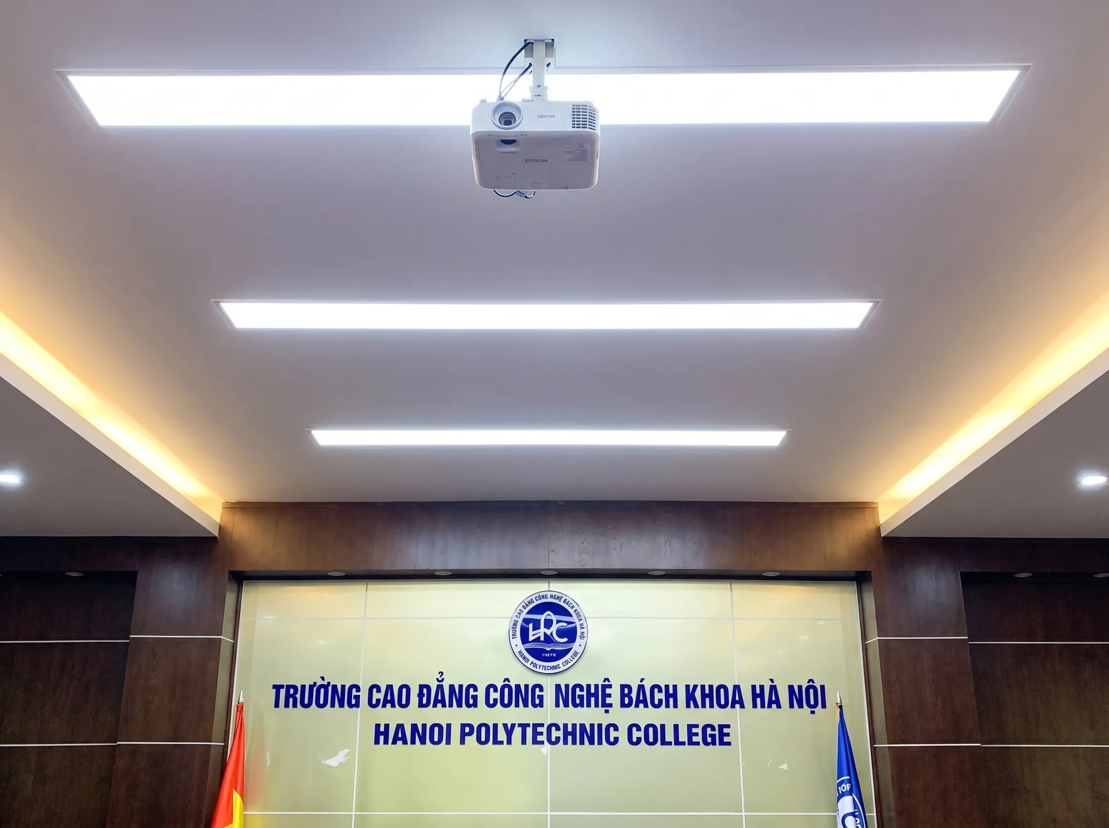Trần bể bơi 1